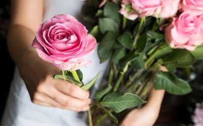Les Secrets Cachés Derrière les Bouquets : Comment Devenir un Fleuriste d’Exception